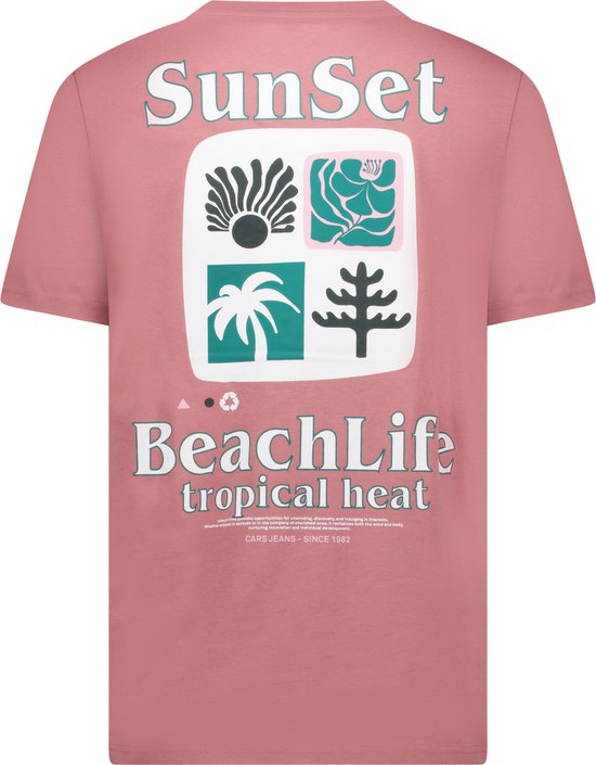 Zalmkleurige t-shirt met vierkante prints van een zon, planten en palmbomen, met 'Sunset beachLife tropical heat' tekst.