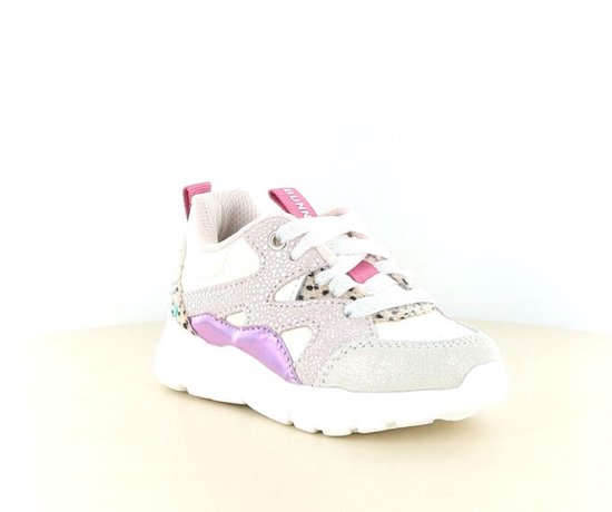 Lichtgrijze sneaker met witte veters, roze accenten en luipaardprint.