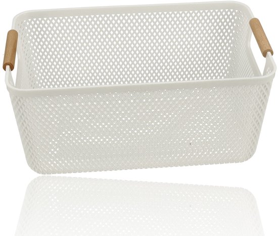 Witte kunststof mand met ruitpatroon en houten handvatten.
