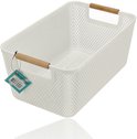Witte kunststof opbergmand met houten handvatten en een label.