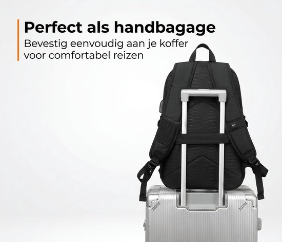 Zwarte rugzak bevestigd aan de handgreep van een zilverkleurige koffer.