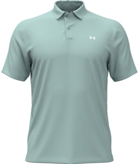 Polo bleu pâle Under Armour à manches courtes, col et fermeture boutonnée. Logo Under Armour blanc sur la poitrine.