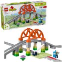 LEGO Duplo treinbrug en rails uitbreidingsset 10426 met oranje bruggen, grijze rails en minifiguur.