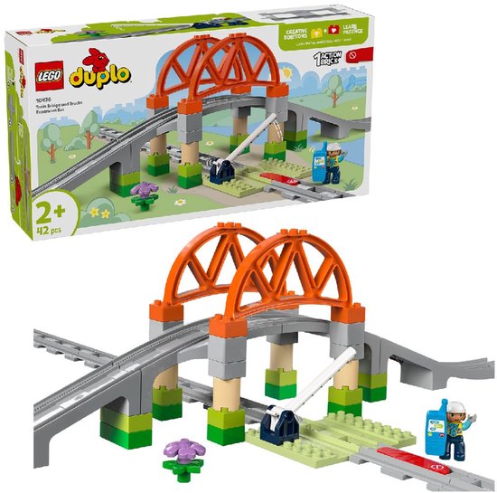 LEGO Duplo treinbrug en rails uitbreidingsset 10426 met oranje bruggen, grijze rails en minifiguur.