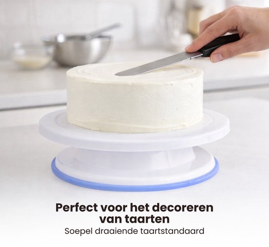 Wit draaiplateau voor taarten met een gladde crème, waarop een taart wordt gedecoreerd.