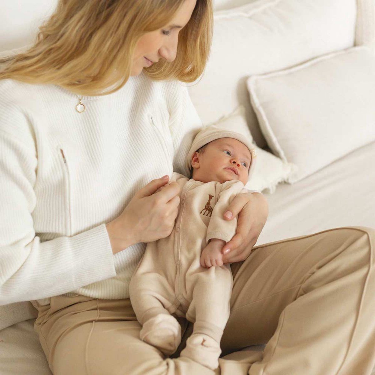 Sophie de giraf Geboorteset Velours Beige – Baby Pyjama, Mutsje & Slofjes 1M (54 cm) – Zacht Fluweel – Unisex – Comfortabele Vooropening – Luxe Kraamcadeau Set – foto 5