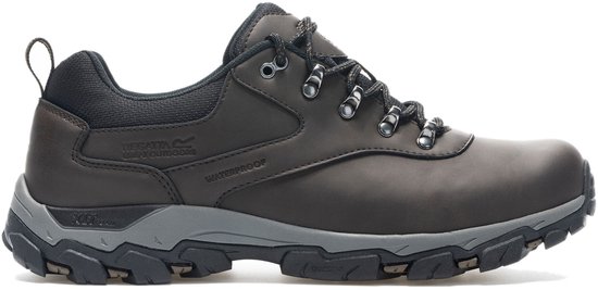 Bruine waterdichte wandelschoen met veters en zwarte accenten. Het Regatta Outdoors logo is zichtbaar.