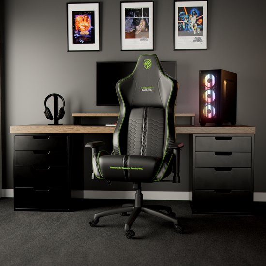 Zwarte HICON gamestoel met groene stiksels, zittend aan een bureau in een gamekamer.