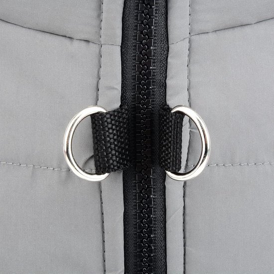 Sluiting van een grijs hondenhuisdierjasje met een dikke zwarte rits en twee zilverkleurige D-ringen.