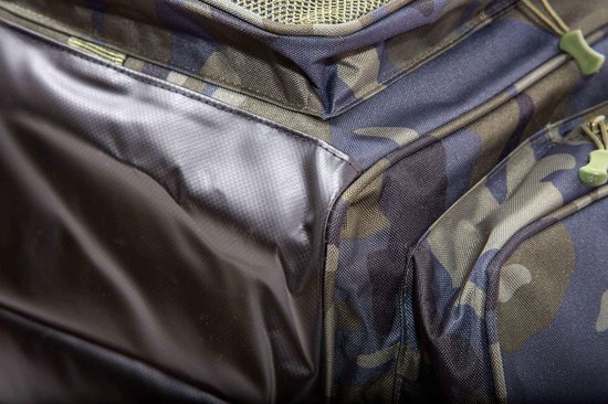 Dichtbij opname van de camouflageprint van de tas met de naden en glanzende stof.