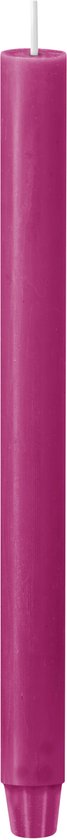 Een enkele fuchsia roze dinerkaars van Bolsius.
