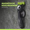 Gillette BODY scheermes met groene kop, zwart handvat en magnetische houder aan grijze muur.