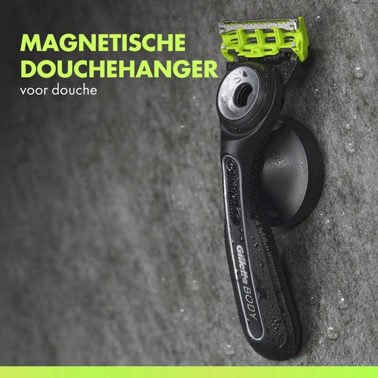 Gillette BODY scheermes met groene kop, zwart handvat en magnetische houder aan grijze muur.
