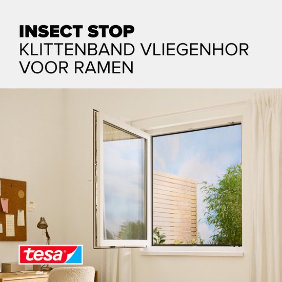 Tesa Insect Stop klittenband vliegenhor voor een openstaand raam.