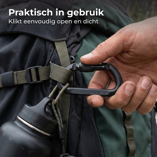 Hand opent een zwarte karabijnhaak aan een rugzak. Een fles hangt eraan vast.