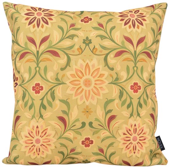 Coussin carré avec motif floral répétitif vert, rouge et rose sur fond jaune pâle. Logo NOVÉE visible.