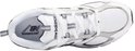 Bovenaanzicht van de witte New Balance sneaker met veters, witte mesh en zilverkleurige accenten.