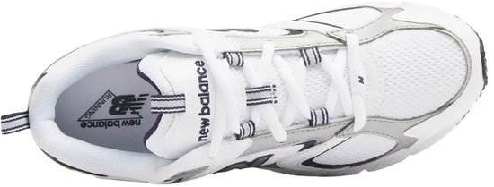 Bovenaanzicht van de witte New Balance sneaker met veters, witte mesh en zilverkleurige accenten.