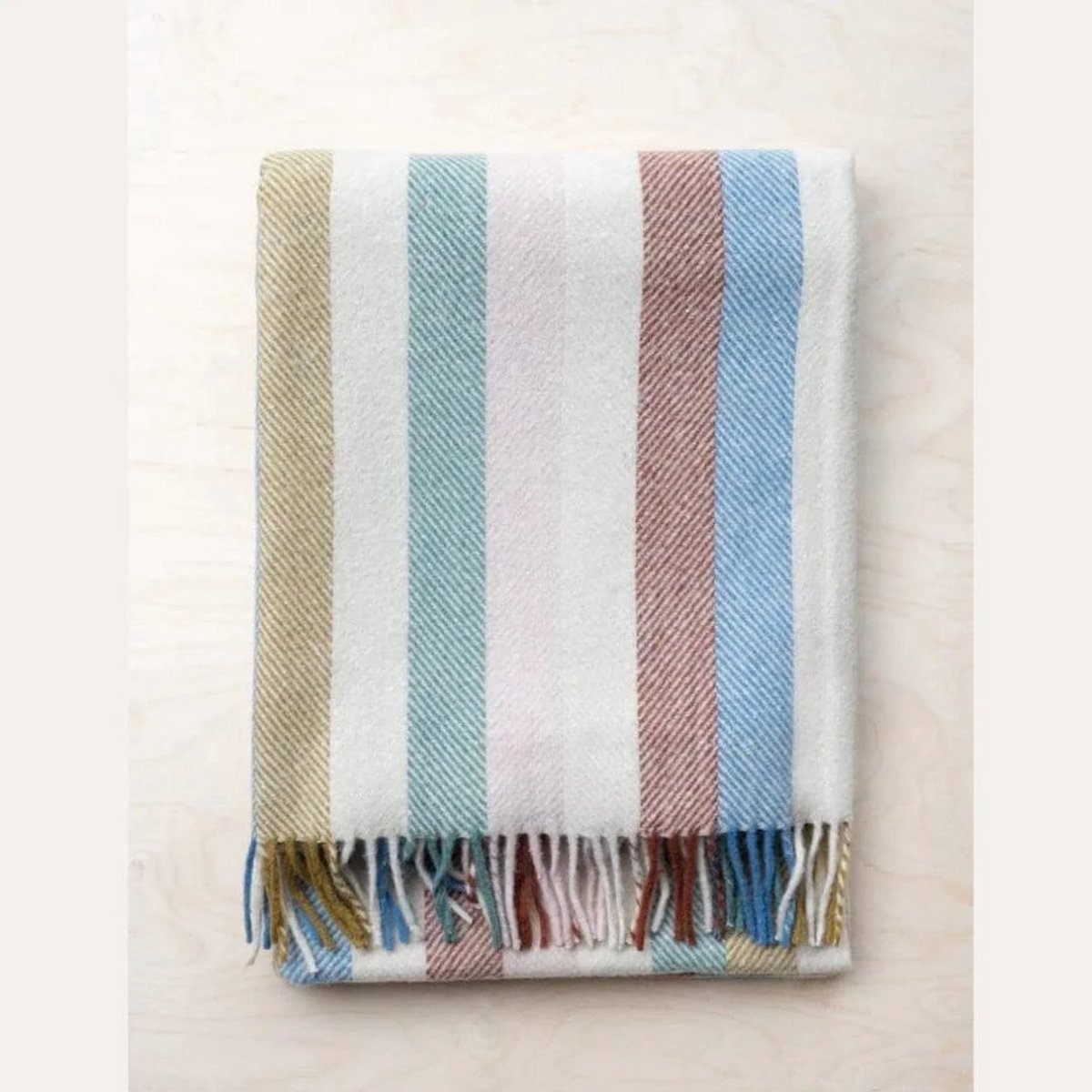 Kniedeken Gestreept Regenboog - Gerecycled Wol - 72x190 - TBCo Scotland