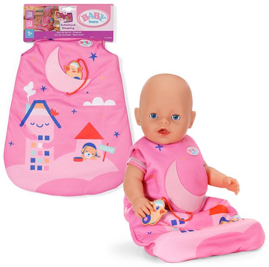 Baby pop in roze slaapzak met maan- en huisjesprint, naast de verpakking. Met Baby Born logo.