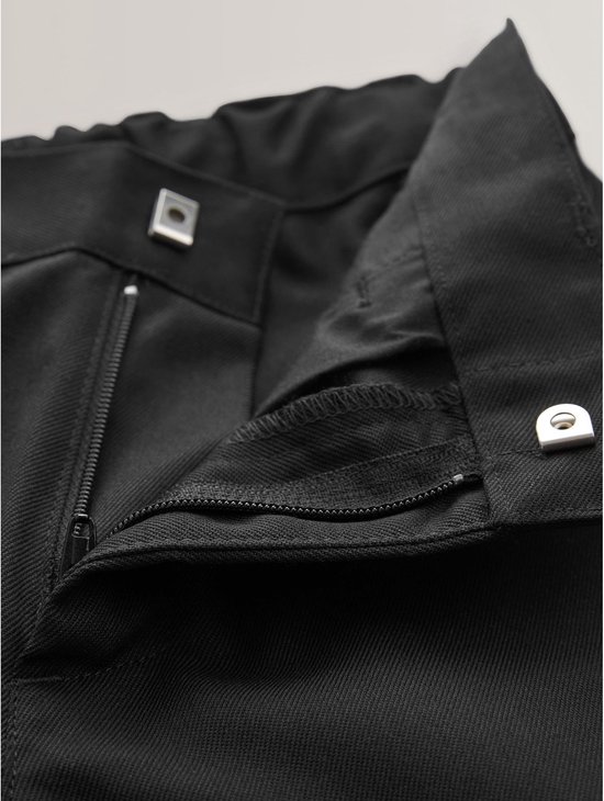 Rits en knopen van de broek met elastische tailleband.