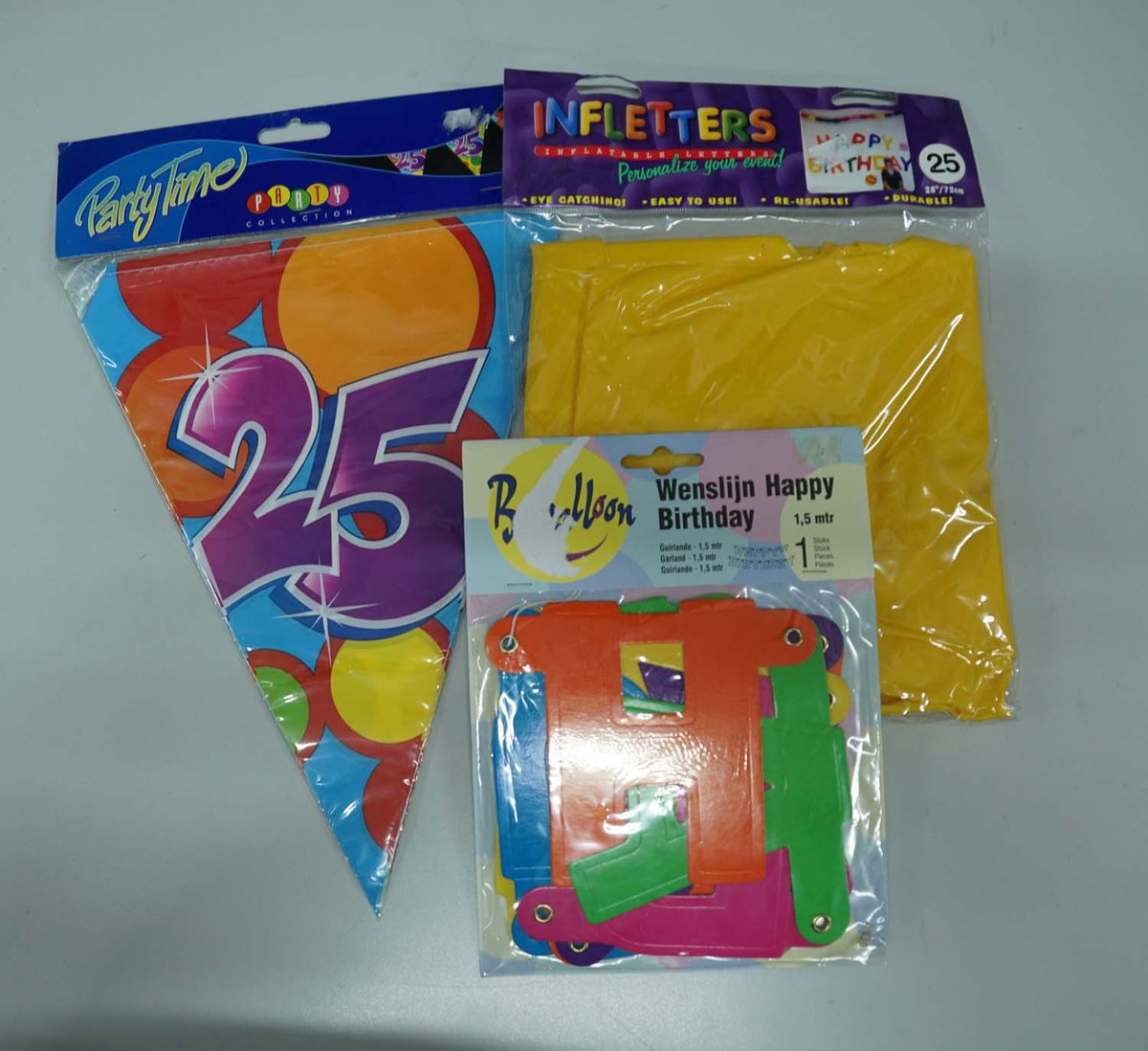 Verjaardag versierpakket 25 jaar met geel cijfer - slinger 25 - opblaasletter geel 25 - slinger Happy Brithday - slingers voor 25 jarige leeftijd - versiering voor 25 jarige bestaan - feest versiering voor 25 jarig verjaardag - versiering 25 jaar