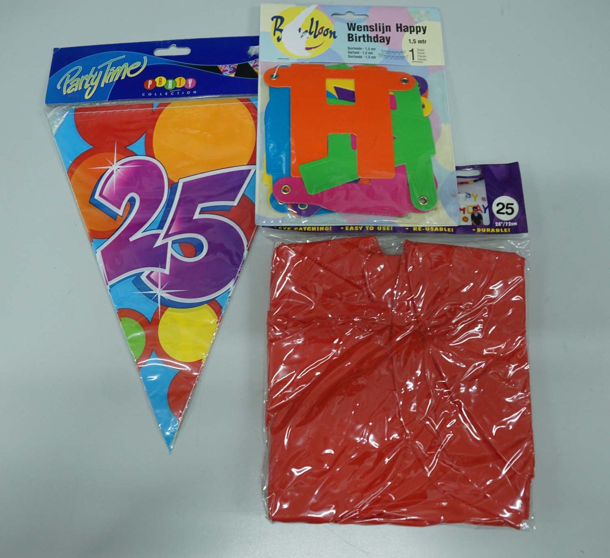 Verjaardag versierpakket 25 jaar met rood cijfer - slinger 25 - opblaasletter rood 25 - slinger Happy Brithday - slingers voor 25 jarige leeftijd - versiering voor 25 jarige bestaan - feest versiering voor 25 jarig verjaardag - versiering 25 jaar