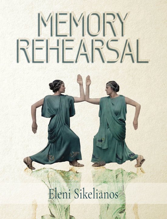 Twee vrouwen in groene gewaden die elkaars handen aanraken, met de tekst 'MEMORY REHEARSAL' boven hen. Eleni Sikelianos onderaan.