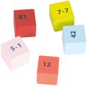 Vijf gekleurde blokjes met de getallen 81, 7.7, 42, 12 en 5.1.