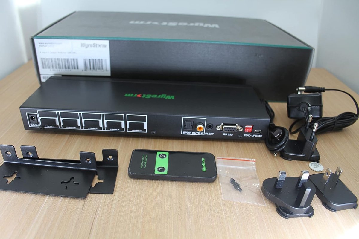 HDMI Switcher Scaler - Video Selector - Beeldkwaliteit Verbeteren - Vier Ingangen - 14kg - Zwart