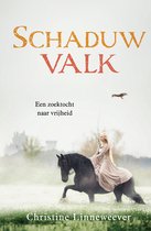 Een blonde vrouw met elfenoortjes rijdt op een zwart paard. Op de achtergrond een kasteel en een vogel.