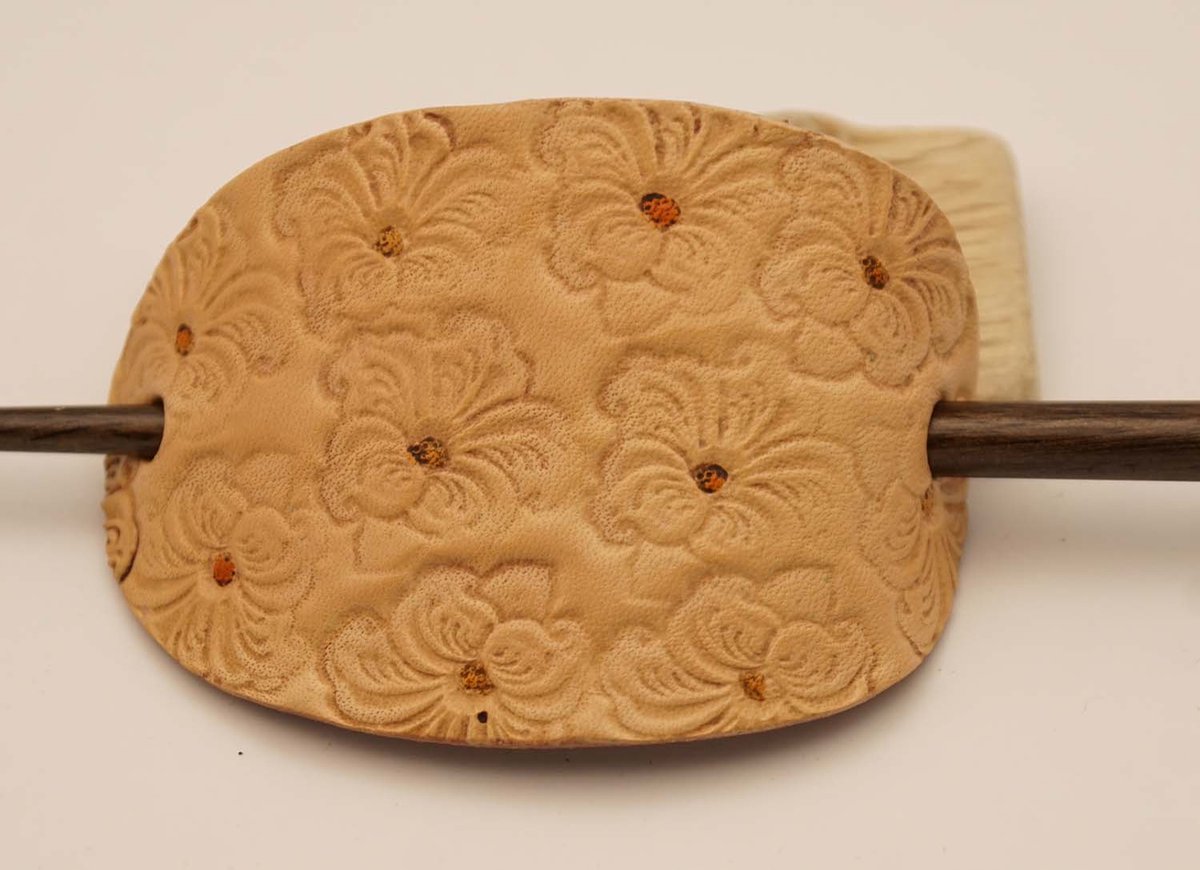 Lederen haarspeld + stok van hout meerder bloemen - bloemen haarspeld gemaakt van 100% leer - handgemaakte leren haarspeld - haarspeld voor dames - haarspeld voor vrouw - haarspeld voor meisje - haarspeld voor blond, zwart, bruin, rood haar