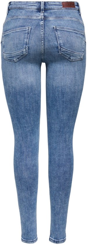 Achterkant van een model in blauwe skinny jeans met middelhoge taille.