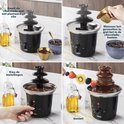 Zwarte Princess chocoladefontein met drie lagen, omringd door ingrediënten zoals olie, chocolade en fruit.