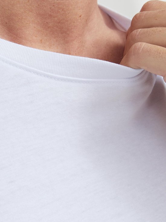 Detail van de ronde hals van een wit T-shirt met de hand van een man.