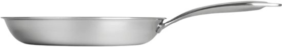 Zilverkleurige koekenpan met een lange steel, van hoogwaardig metaal.