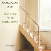 Boekcover 'Wachten op de schemering' door Chaja Polak, met een trap en tekst.