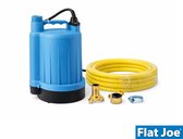 Blauwe dompelpomp met handvat, zwarte onderkant, een gele slang, messing koppeling en slangklemmen.
