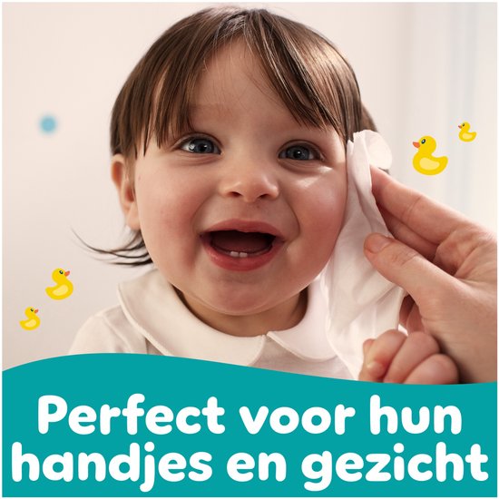 Een hand veegt het gezichtje van een lachend kind schoon met een Pampers babydoekje. Eendjes en hartjes versieren de achtergrond.