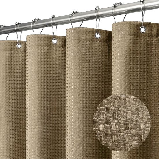 Rideau de douche beige avec une subtile texture carrée, suspendu à des anneaux métalliques. Gros plan du tissu.