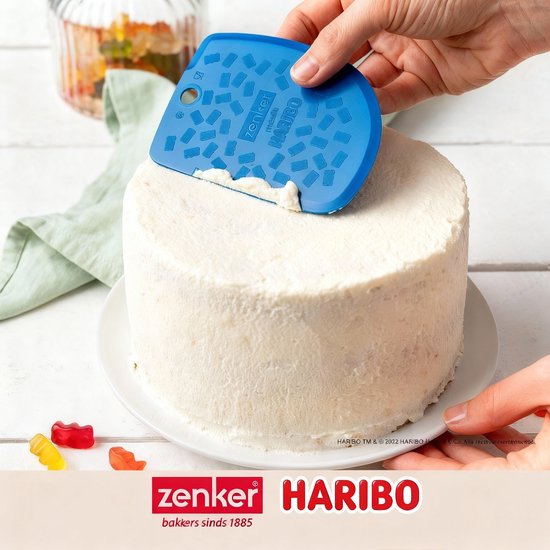 Corne de boulanger bleue avec motif d'ours HARIBO utilisée pour lisser un gâteau.