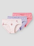 Drie Name It onderbroeken opgestapeld. Beige met ballerina's, paars en roze. Allemaal met strikje en kanten randje.