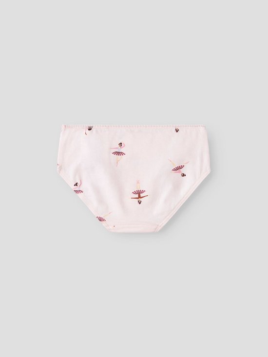 Lichtroze onderbroek met een all-over print van ballerina's in verschillende dansposities.