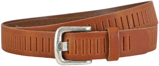 Cognackleurige leren riem met geperforeerde gleufjes en zilverkleurige gesp.
