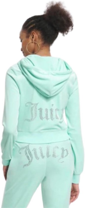 Lichtgroen velours trainingspak met 'Juicy' opdruk op de rug en broek.