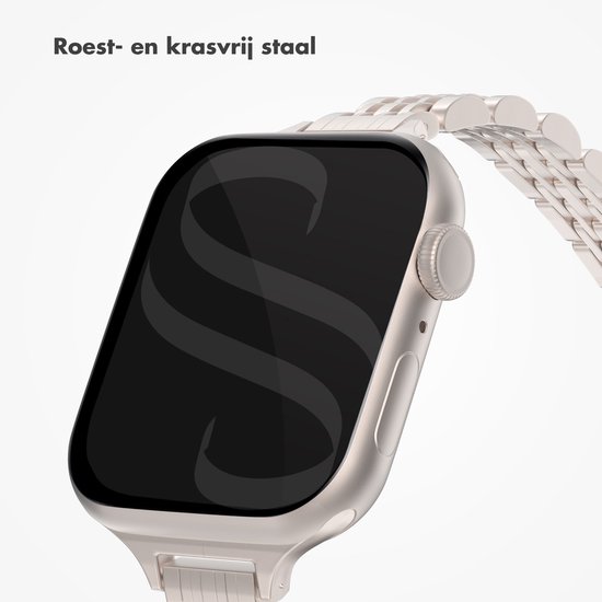 Close-up van een Apple Watch met een geborsteld stalen bandje, sterrenlicht kleur.