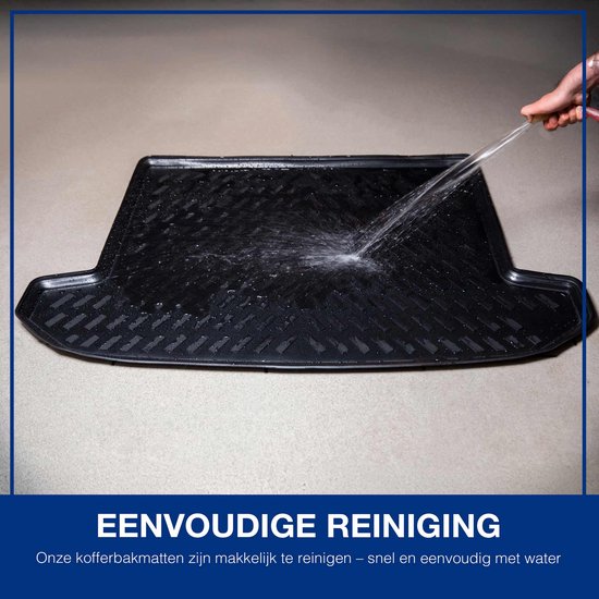 Zwarte kofferbakmat met patroon wordt schoongespoten met water.