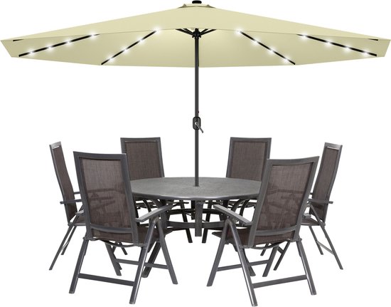 Beige parasol met 8 inklapbare stoelen, met LED-verlichting en een rond tafelblad.