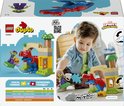 Doos van LEGO Duplo Spidey-Rex vs. Green Goblin met kind en speelgoed.
