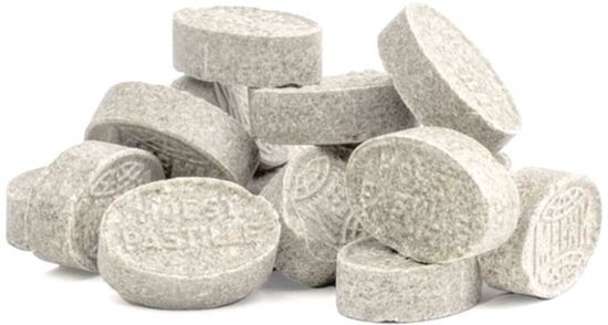 Een hoopje grijsbruine hoestpastilles.